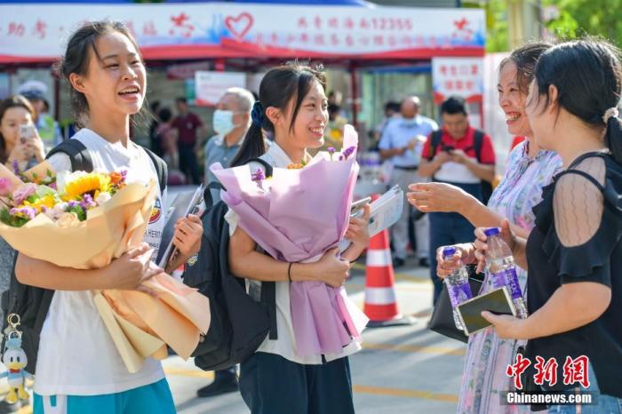 資料圖：6月10日，海南省?？谑泻Ｄ现袑W(xué)考點(diǎn)外，家長(zhǎng)為剛剛走出考場(chǎng)的考生送上鮮花。當(dāng)日，海南省2021年高考結(jié)束 。 <a target='_blank' href='http://www.chinanews.com/'><p  align=